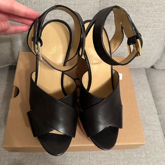 MICHAEL Michael Kors leather wedges with butterfly details 🦋 - Picture 4 of 6